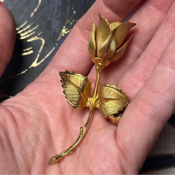 SOLD Vintage Large Delicate Gold Rose Flower Brooch - Picture 4 of 8